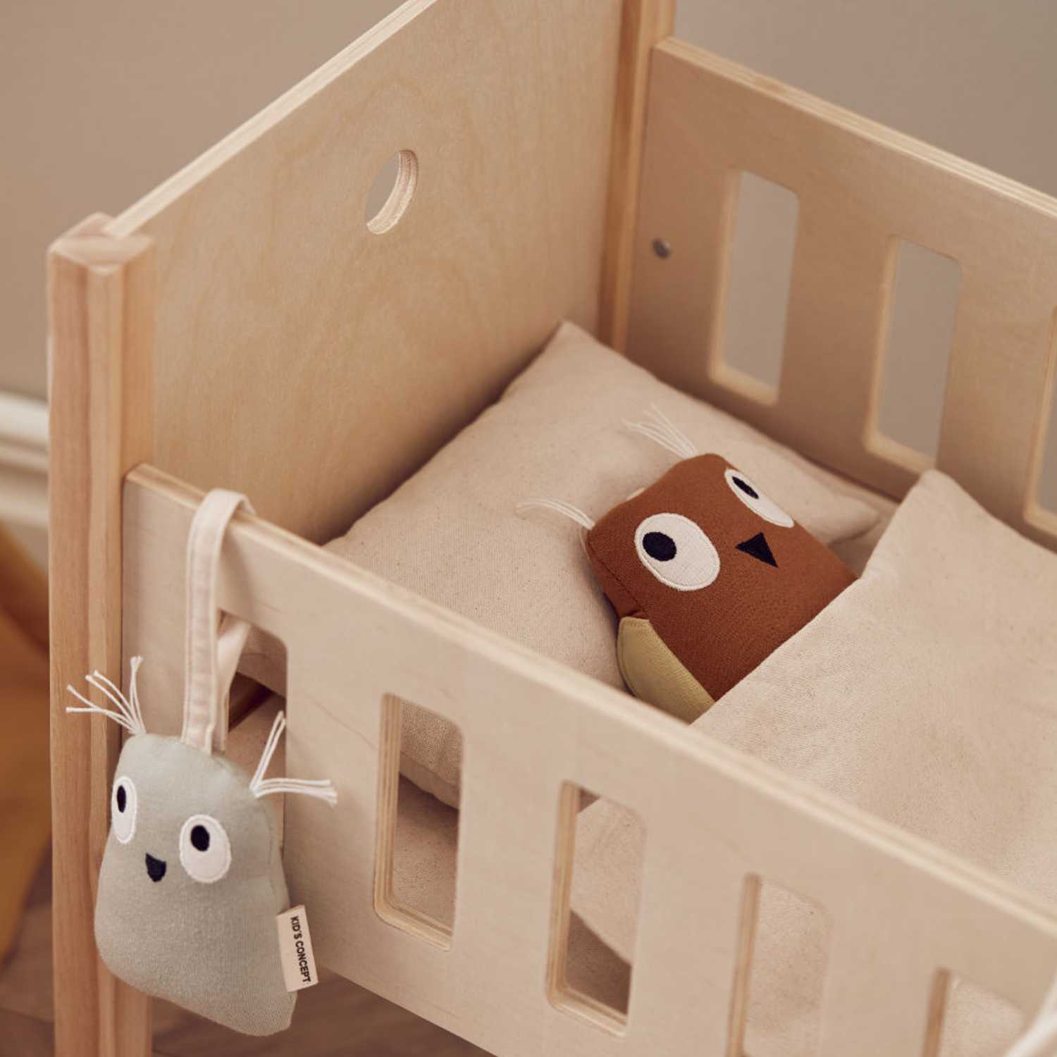 KIDS Concept Puppenbett aus Holz mit Bettwäsche