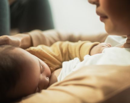 Wie bekomme ich mehr Muttermilch? 10 wissenschaftlich fundierte Tipps