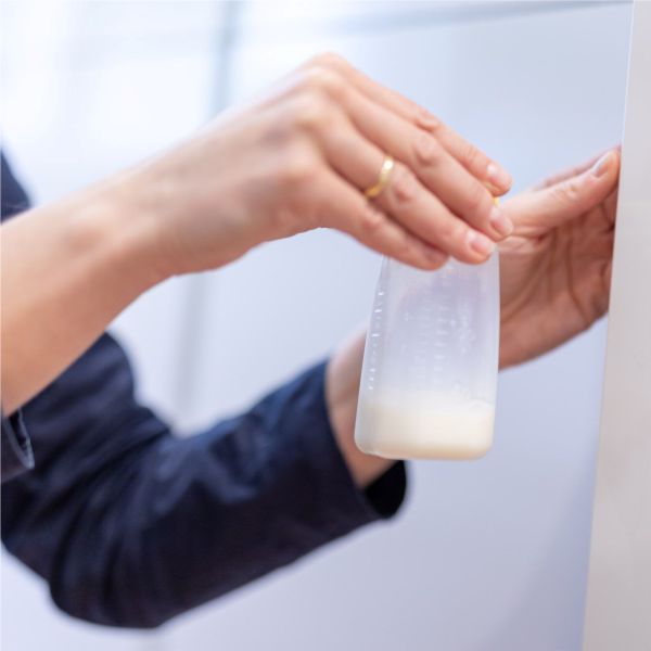 Abgepumpte und ausgestrichene Muttermilch |  Richtig aufbewahren und erwärmen