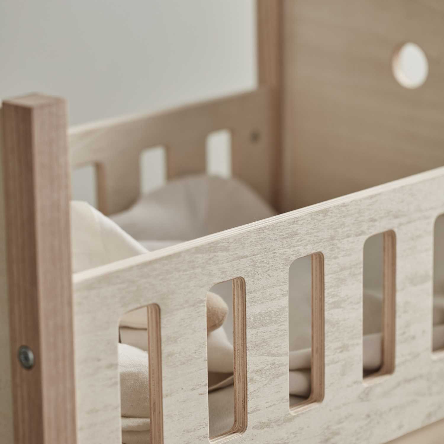 KIDS Concept Puppenbett aus Holz mit Bettwäsche